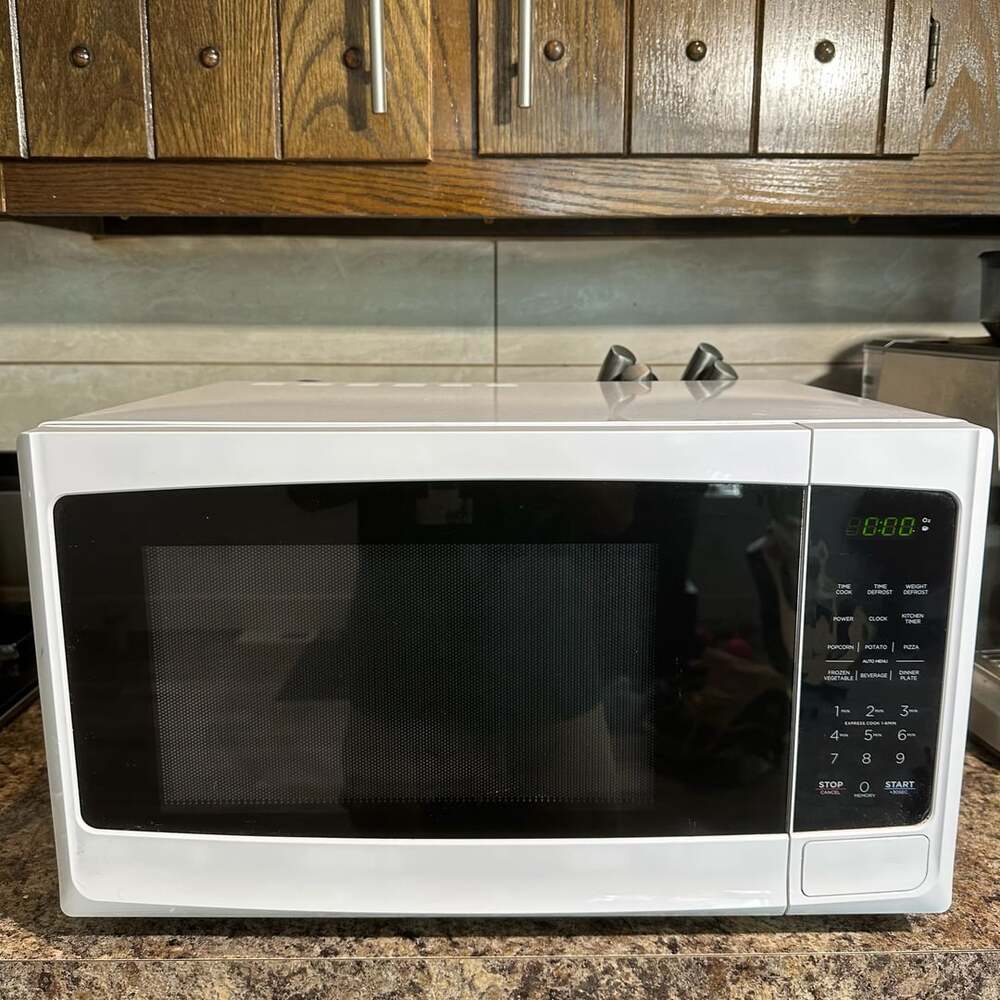Criterion CCM11M1W White Countertop Microwave Oven 1000W